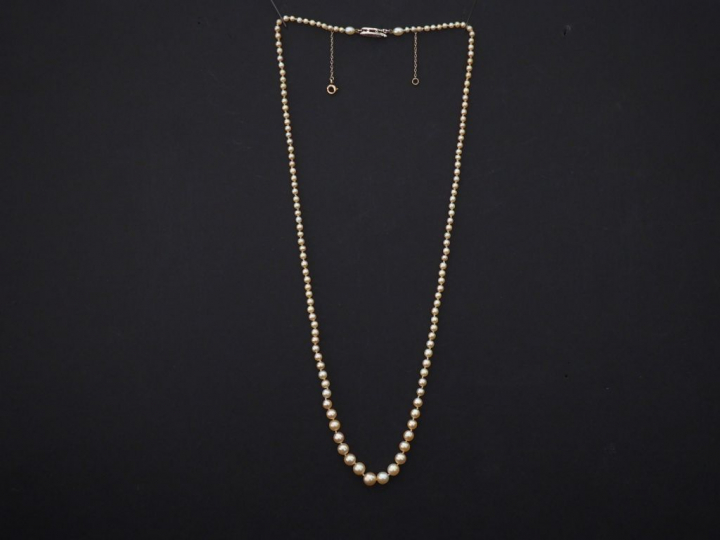 Collier de cent-quarante perles fines arrondies et ovales de couleur c