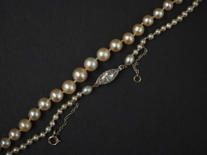 Collier de cent-quarante perles fines arrondies et ovales de couleur c