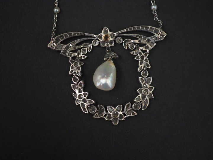 Collier de style Louis XVI en platine, à décor en son centre d’un moti