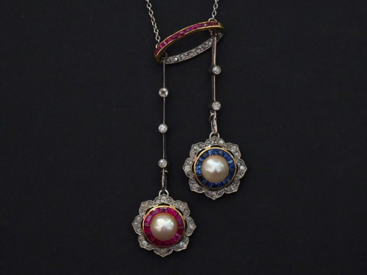 Collier négligé en or blanc, à décor de deux pendeloques en forme de f