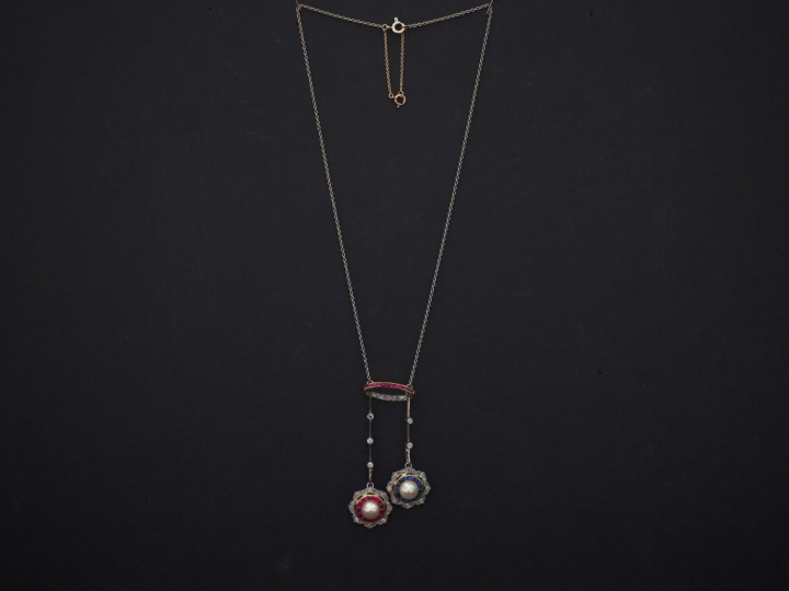 Collier négligé en or blanc, à décor de deux pendeloques en forme de f