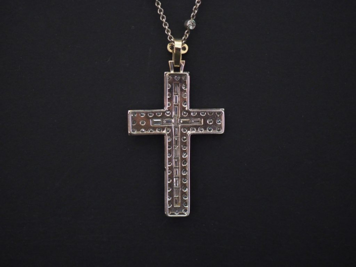 Pendentif en forme de croix et sa chaine en or blanc, sertie d'un pava
