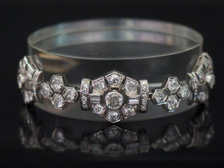 Bracelet Art déco en or blanc, serti de diamants et diamants baguette,