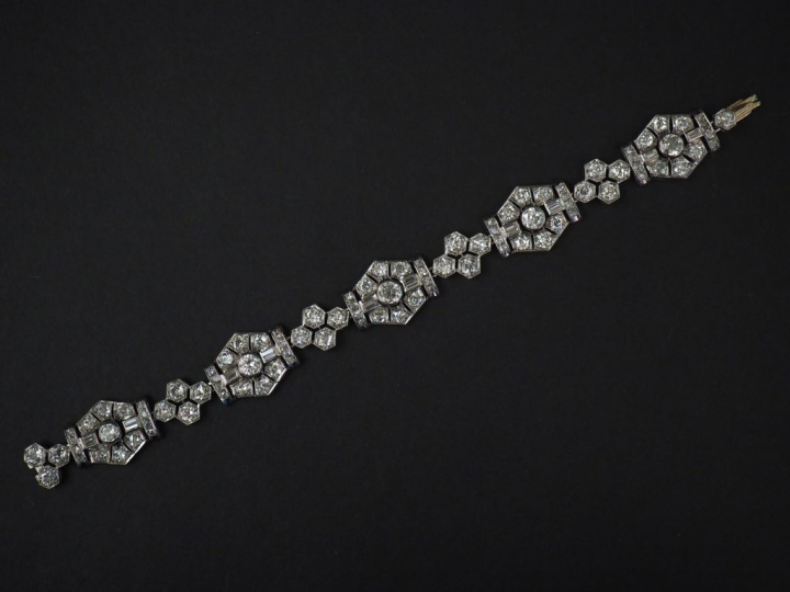 Bracelet Art déco en or blanc, serti de diamants et diamants baguette,