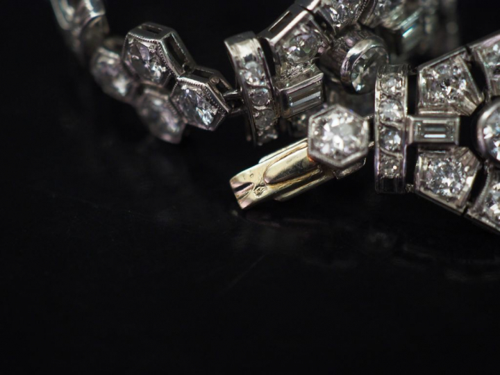 Bracelet Art déco en or blanc, serti de diamants et diamants baguette,