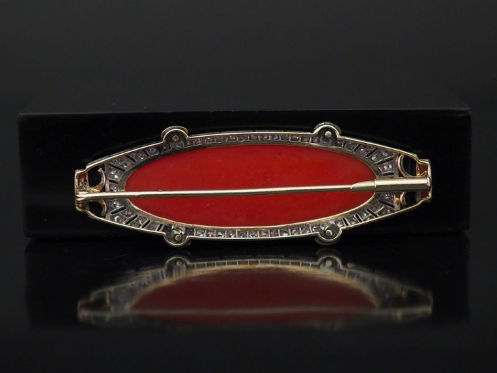 Broche barrette Art déco en or blanc, corail, émail noir et petits dia