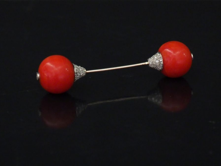 Broche Art déco en or blanc, sertie aux extrêmités de boules de corail