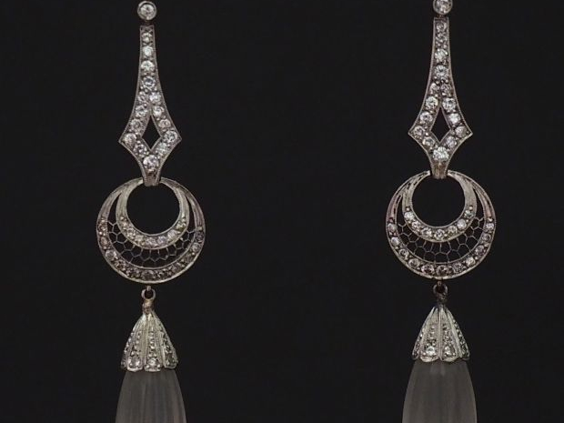 Paire de perce-oreilles Art déco en or blanc et diamants, composé d'un
