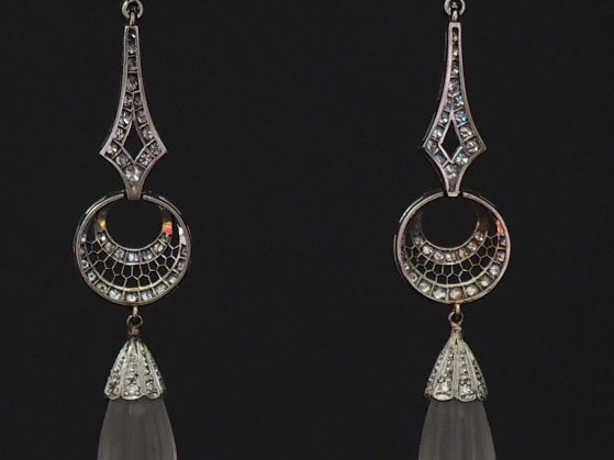 Paire de perce-oreilles Art déco en or blanc et diamants, composé d'un