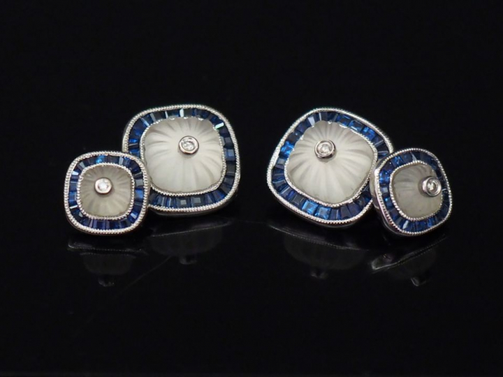 Paire de boutons de manchette en or blanc, sertis de verre godronné en