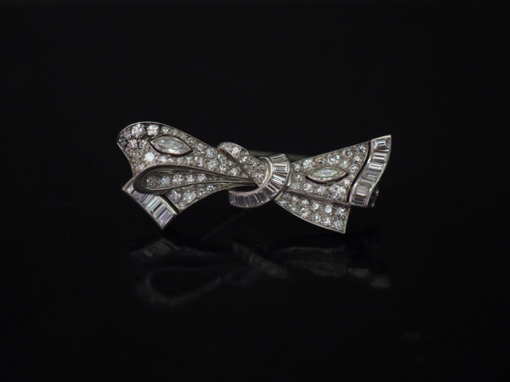 Broche en platine et or blanc, en forme de nœud de ruban, sertie de di