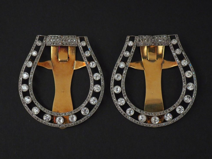 Paire de clips de revers de forme arrondie en or jaune, sertis de diam