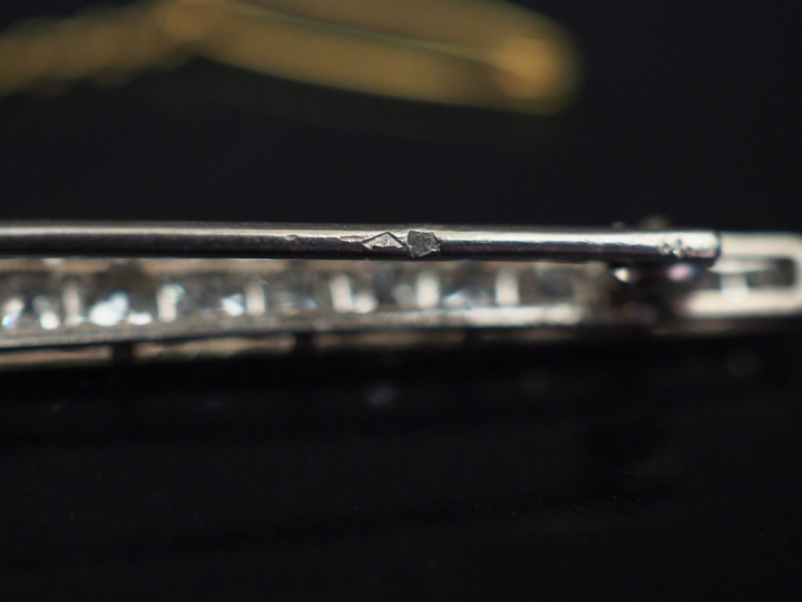 Broche barrette en platine, sertie de vingt-neuf diamants taille ancie