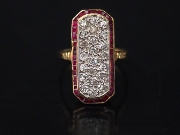 Bague de forme marquise en platine et or jaune, sertie d'un pavage de 