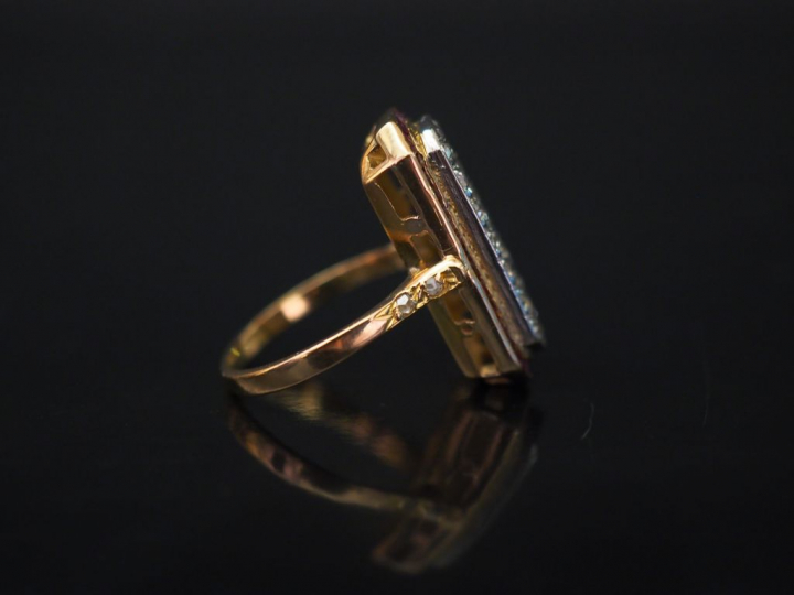 Bague de forme marquise en platine et or jaune, sertie d'un pavage de 