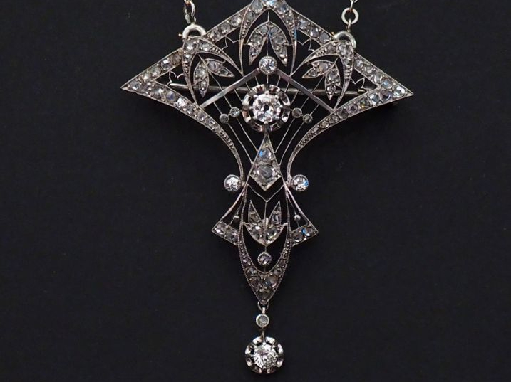 Collier en or blanc, à décor d’un pendentif ajouré de forme stylisée e