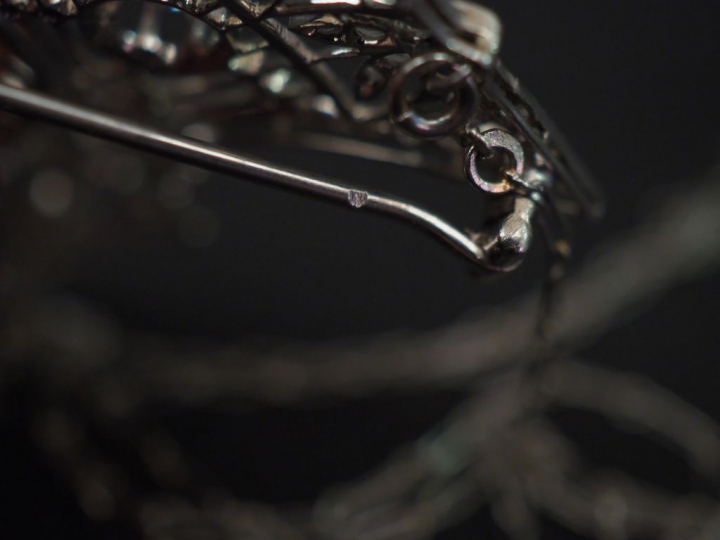 Collier en or blanc, à décor d’un pendentif ajouré de forme stylisée e