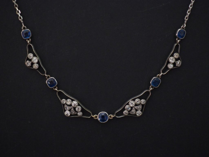 Collier en or blanc, à décor de saphirs alternant avec des maillons aj