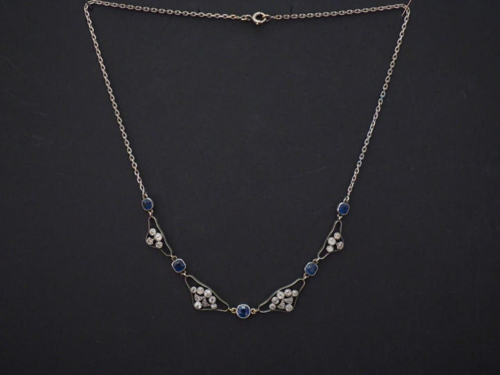 Collier en or blanc, à décor de saphirs alternant avec des maillons aj