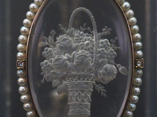 Collier en or blanc, à décor d’un pendentif ovale serti en son centre 