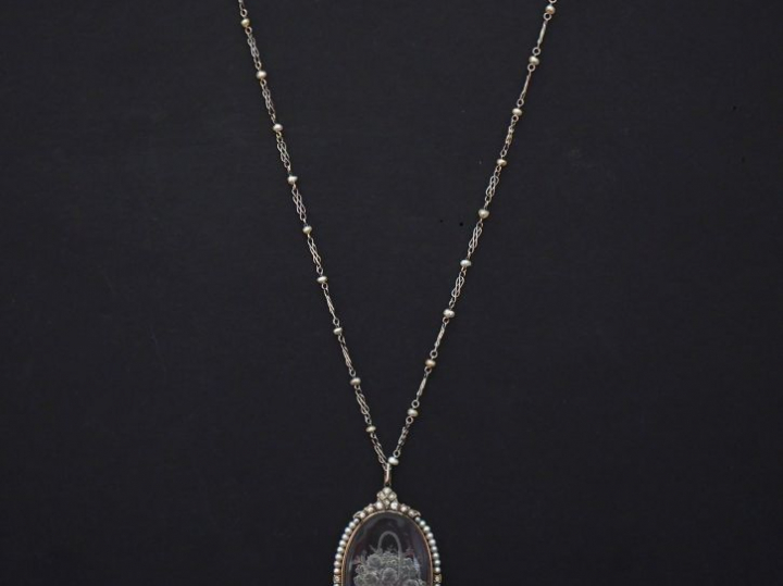Collier en or blanc, à décor d’un pendentif ovale serti en son centre 