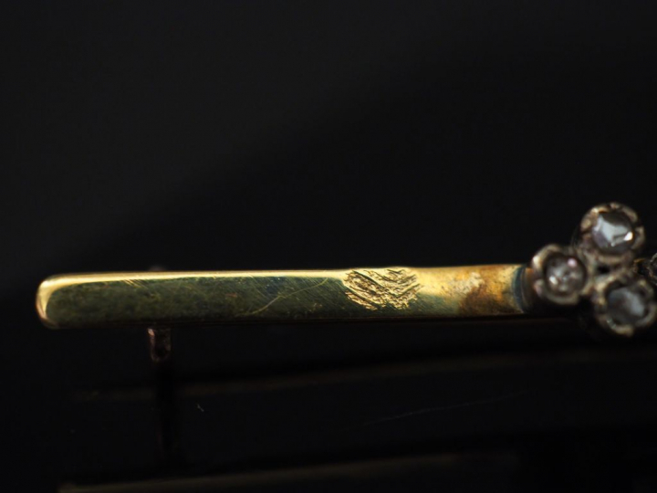 Broche barrette en or jaune et argent, à décor en son centre d'un moti