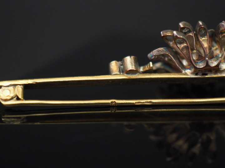 Broche barrette en or jaune et argent, à décor en son centre d'un moti