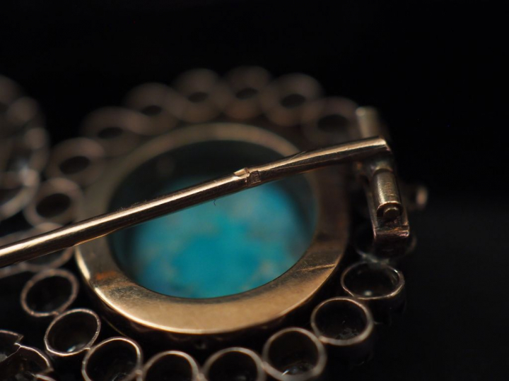 Broche en argent et vermeil en forme de fleur, sertie en son centre d'