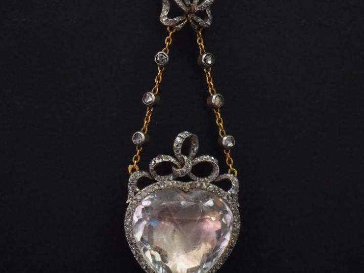 Collier de style Louis XVI en or jaune, à décor d’un noeud de ruban se