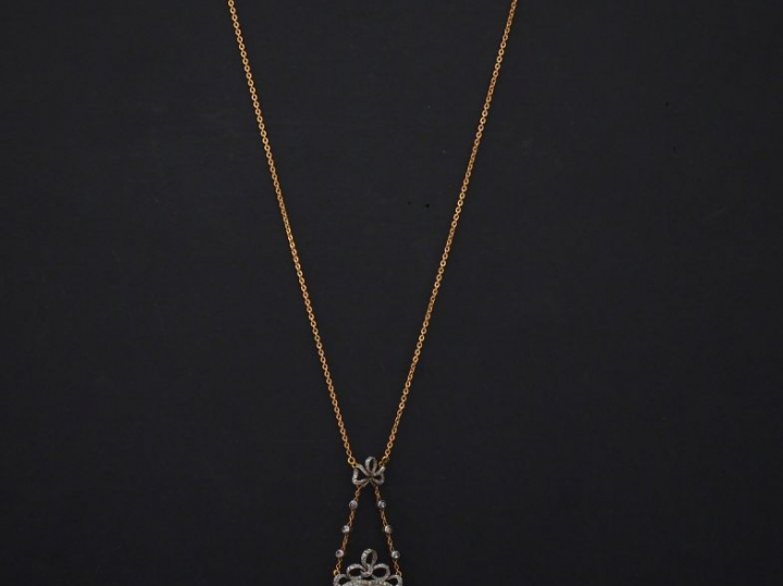 Collier de style Louis XVI en or jaune, à décor d’un noeud de ruban se