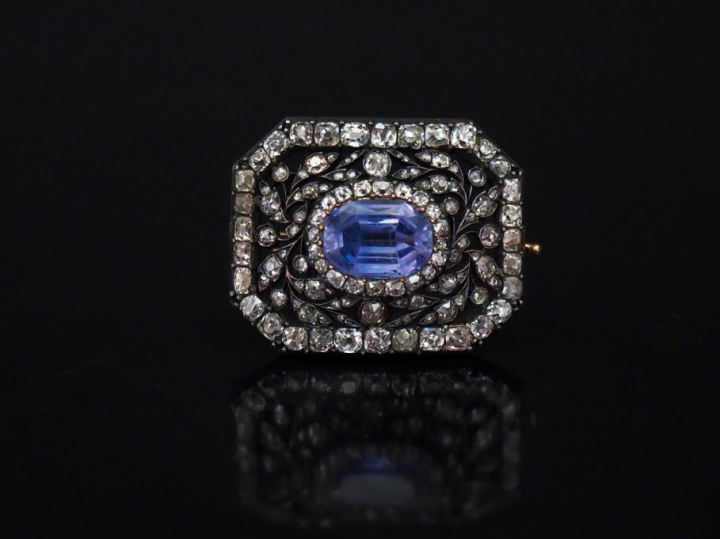 Broche octogonale en or jaune et argent, à décor ajouré de branchage, 