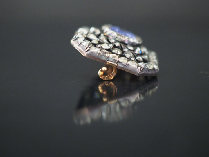 Broche octogonale en or jaune et argent, à décor ajouré de branchage, 