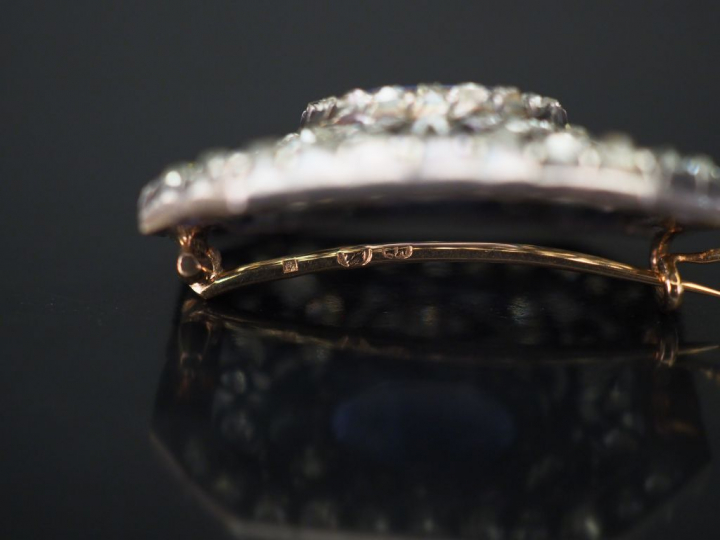 Broche octogonale en or jaune et argent, à décor ajouré de branchage, 