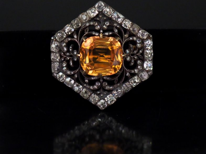 Broche hexagonale en or jaune et argent, à décor ajouré de rinceaux et