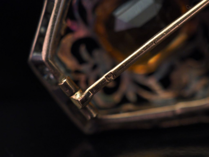 Broche hexagonale en or jaune et argent, à décor ajouré de rinceaux et