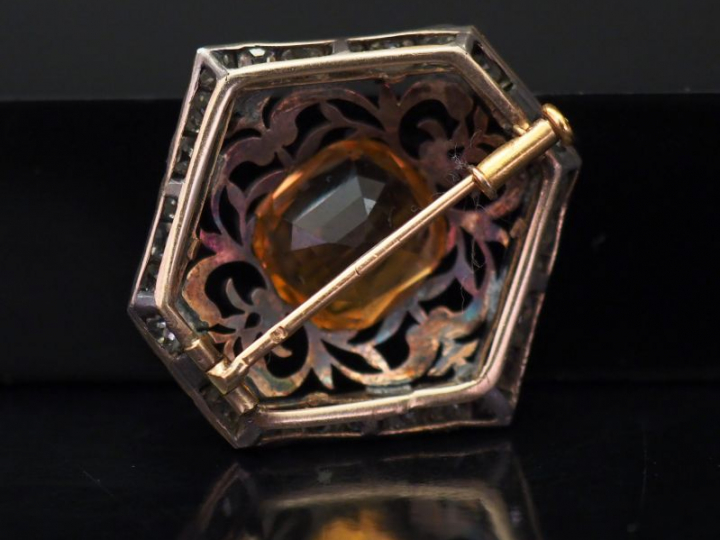 Broche hexagonale en or jaune et argent, à décor ajouré de rinceaux et