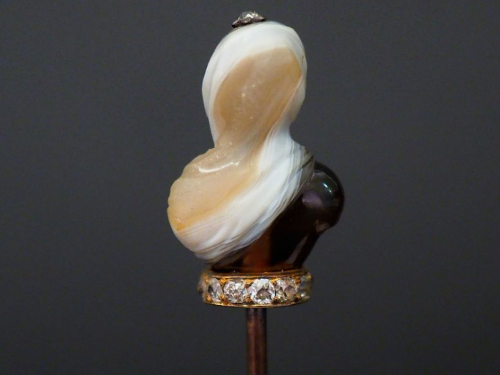 Epingle à cravate en or jaune 14k, à décor en pierre dure d'une femme 