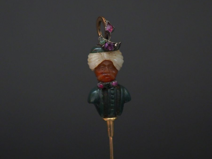 Epingle à cravate en or jaune 14k, à décor en pierre dure agrémentée d