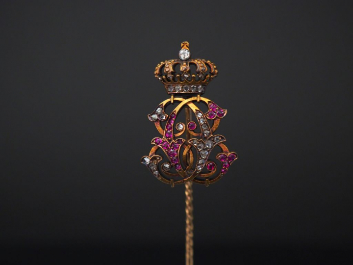 Epingle à cravate en or jaune, à décor de monogramme surmonté d'une co