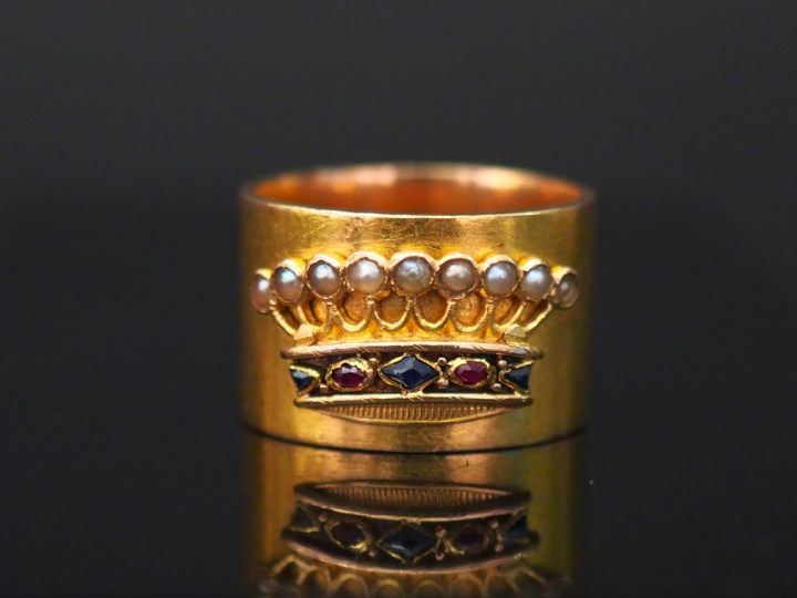 Bague de forme bandeau en or jaune, pierres de couleur et perles, à dé