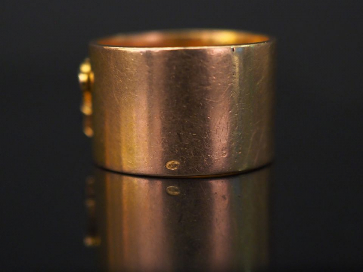 Bague de forme bandeau en or jaune, pierres de couleur et perles, à dé