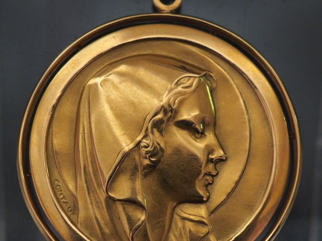 Importante médaille religieuse en or jaune, figurant la Sainte Vierge 