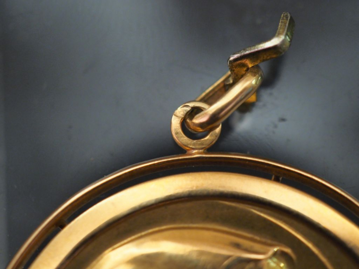 Importante médaille religieuse en or jaune, figurant la Sainte Vierge 