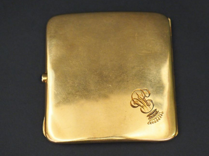 	Etui à cigarettes de forme bombée en or jaune, à décor de monogramme 