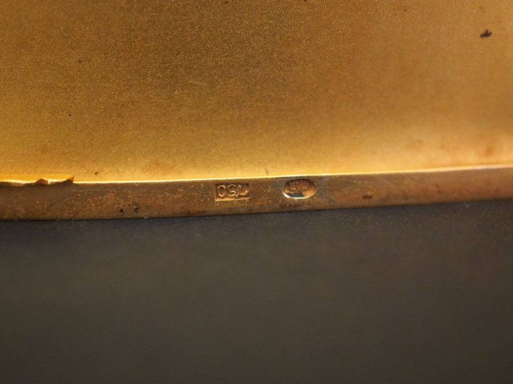 	Etui à cigarettes de forme bombée en or jaune, à décor de monogramme 