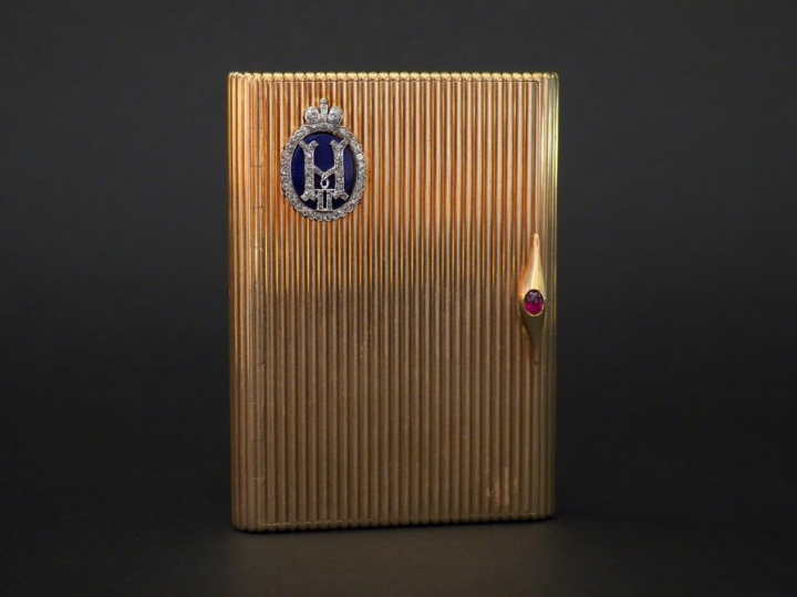 FABERGE Etui à cigarettes en or jaune godronné.  Le couvercle, à décor