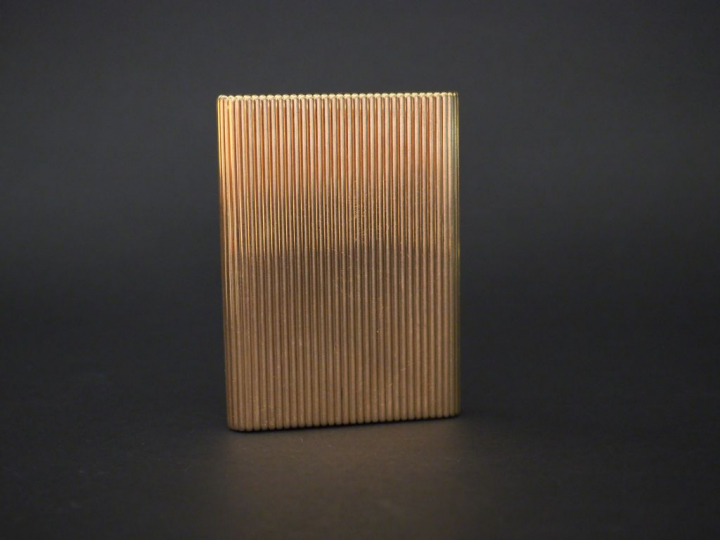 FABERGE Etui à cigarettes en or jaune godronné.  Le couvercle, à décor