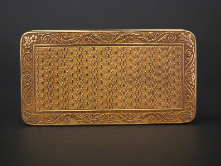 	Tabatière rectangulaire début XIXème en or jaune, à décor de rinceaux