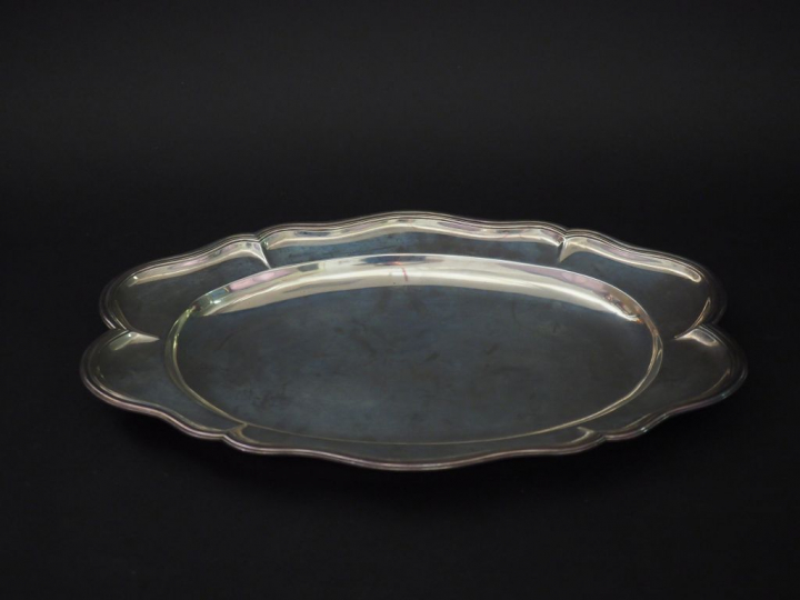 Plat ovale XVIIIème en argent, modèle à filets.  Bord polylobé.  30,5 