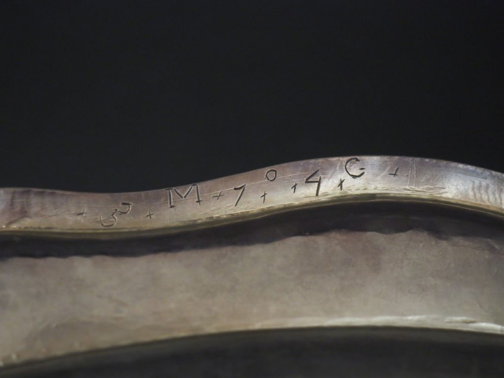 Plat ovale XVIIIème en argent, modèle à filets.  Bord polylobé.  30,5 
